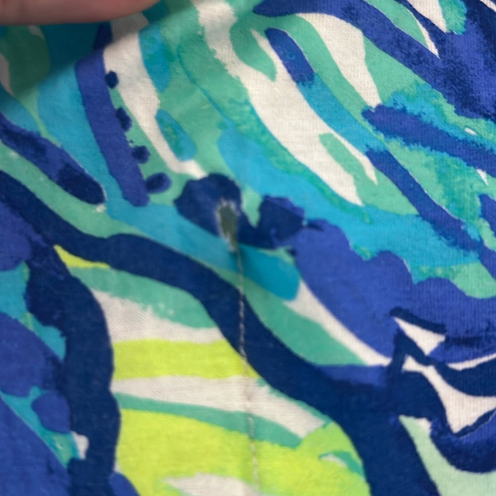 Lilly Pulitzer Britta Knit Tunic Swirling Seadream size XS
PROJECT due to hole - Picture 15 of 16